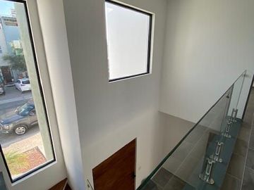 Se Vende Casa en Valle de Juriquilla, DOBLE ALTURA, 3 Recamaras, 3.5 Baños, Jard