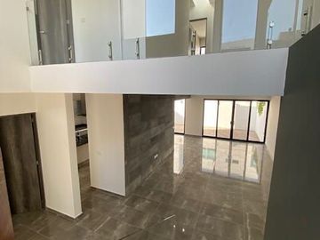 Se Vende Casa en Valle de Juriquilla, DOBLE ALTURA, 3 Recamaras, 3.5 Baños, Jard