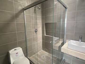 Se Vende Casa en Valle de Juriquilla, DOBLE ALTURA, 3 Recamaras, 3.5 Baños, Jard