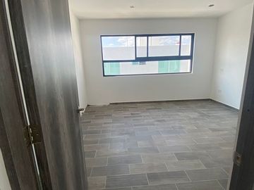 Se Vende Casa en Valle de Juriquilla, DOBLE ALTURA, 3 Recamaras, 3.5 Baños, Jard