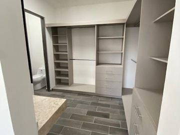 Se Vende Casa en Valle de Juriquilla, DOBLE ALTURA, 3 Recamaras, 3.5 Baños, Jard