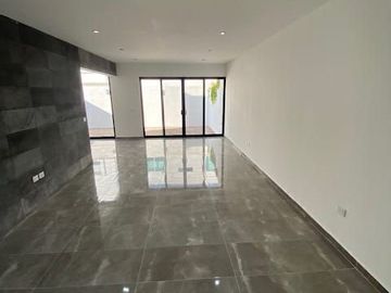 Se Vende Casa en Valle de Juriquilla, DOBLE ALTURA, 3 Recamaras, 3.5 Baños, Jard