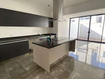 Se Vende Casa en Valle de Juriquilla, DOBLE ALTURA, 3 Recamaras, 3.5 Baños, Jard
