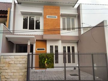 Dijual Rumah Cantik Row 3 mbl di Panjangjiwo Surabaya