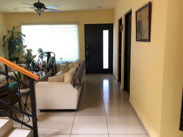 Linda Casa en Centro Sur, Claustros, Gran Ubicación, Alberca, 3 Recamaras..