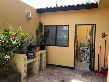 Linda Casa en Centro Sur, Claustros, Gran Ubicación, Alberca, 3 Recamaras..
