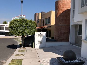 Linda Casa en Centro Sur, Claustros, Gran Ubicación, Alberca, 3 Recamaras..