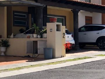 Linda Casa en Centro Sur, Claustros, Gran Ubicación, Alberca, 3 Recamaras..