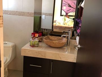Linda Casa en Centro Sur, Claustros, Gran Ubicación, Alberca, 3 Recamaras..