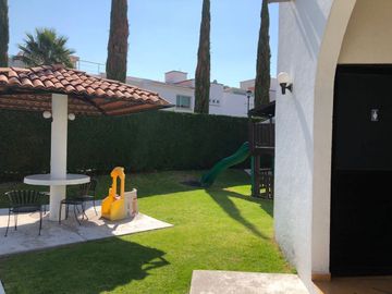 Linda Casa en Centro Sur, Claustros, Gran Ubicación, Alberca, 3 Recamaras..