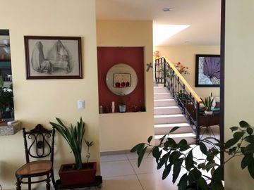 Linda Casa en Centro Sur, Claustros, Gran Ubicación, Alberca, 3 Recamaras..