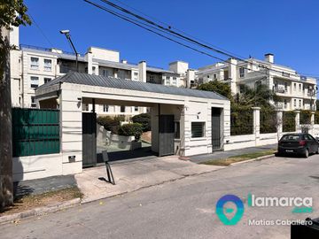 Departamento en Venta en  Housing Sureño de Barrio Jardin  de 1 Dormitorio con Cochera