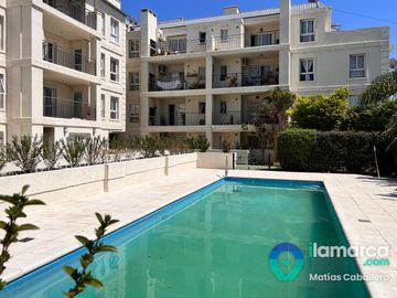 Departamento en Venta en  Housing Sureño de Barrio Jardin  de 1 Dormitorio con Cochera