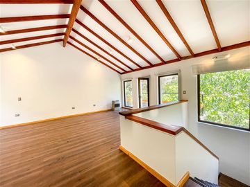 Preciosa Casa en el Arrayan de 4 Dormitorios. Lo Barnechea