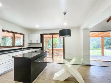 Preciosa Casa en el Arrayan de 4 Dormitorios. Lo Barnechea