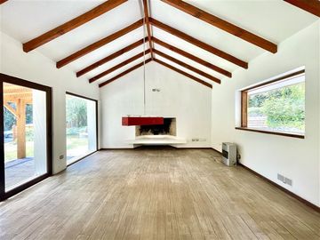 Preciosa Casa en el Arrayan de 4 Dormitorios. Lo Barnechea