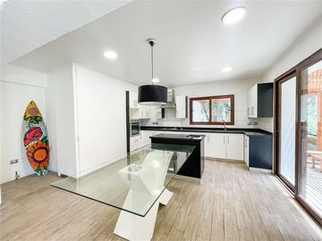 Preciosa Casa en el Arrayan de 4 Dormitorios. Lo Barnechea