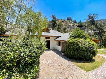 Preciosa Casa en el Arrayan de 4 Dormitorios. Lo Barnechea