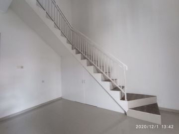 Rumah minimalis 2 lantai siap huni di Lempongsari
