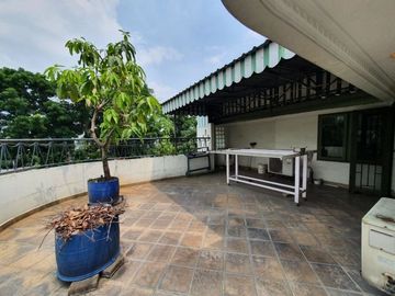 Villa Hook di Komplek Green Garden ( Putri Hijau )