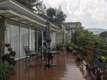 Investasi nilai tinggi Villa Bernuansa Alam, Dago Pakar