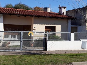 Casa de 2 dormitorios y un baño en barrio sanche elia