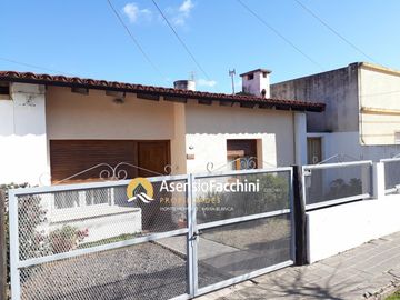 Casa de 2 dormitorios y un baño en barrio sanche elia