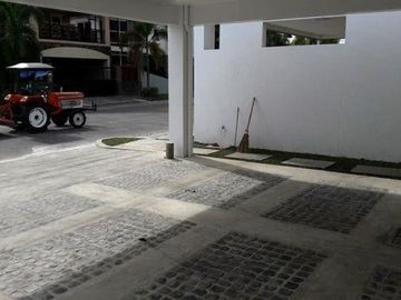 Spacious House and Lot with Pool for Sale in Hensonville Ang