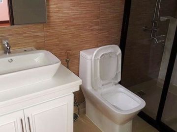 Spacious House and Lot with Pool for Sale in Hensonville Ang
