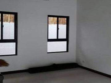 Spacious House and Lot with Pool for Sale in Hensonville Ang