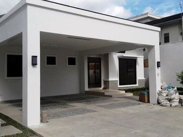 Spacious House and Lot with Pool for Sale in Hensonville Ang