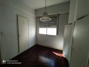 Â¡Oportunidad real! Â¡AMPLIO departamento muy LUMINOSO y TRANQUILO en BUEN EDIFICIO!