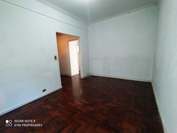 Â¡Oportunidad real! Â¡AMPLIO departamento muy LUMINOSO y TRANQUILO en BUEN EDIFICIO!