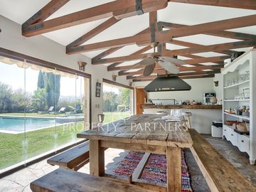 Casa en condominio con cancha de golf y seguridad en Piedra Roja.