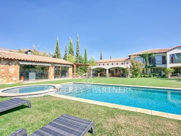 Casa en condominio con cancha de golf y seguridad en Piedra Roja.