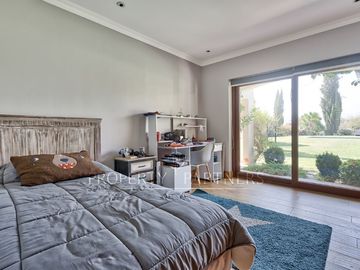 Casa en condominio con cancha de golf y seguridad en Piedra Roja.