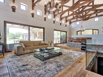 Casa en condominio con cancha de golf y seguridad en Piedra Roja.