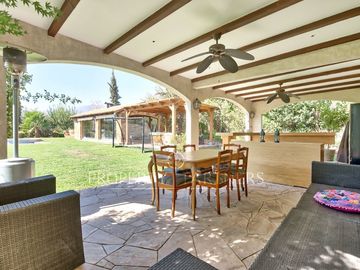 Casa en condominio con cancha de golf y seguridad en Piedra Roja.