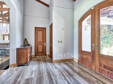 Casa en condominio con cancha de golf y seguridad en Piedra Roja.