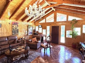 Parcela con linda casa en condominio Lomas de Monteverde