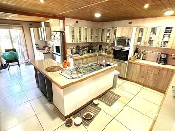 Parcela con linda casa en condominio Lomas de Monteverde