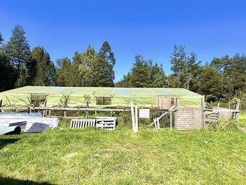 Parcela con linda casa en condominio Lomas de Monteverde