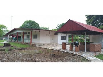 SE VENDE CASA DE CAMPO EN VIA PRINCIPAL >>LA MESA<<