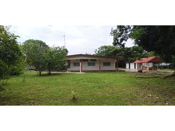 SE VENDE CASA DE CAMPO EN VIA PRINCIPAL >>LA MESA<<