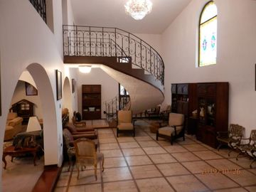 Hermosa Casona En Terreno De 3 Frentes