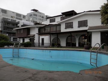 Hermosa Casona En Terreno De 3 Frentes
