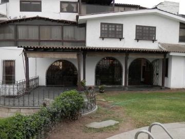 Hermosa Casona En Terreno De 3 Frentes
