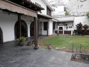 Hermosa Casona En Terreno De 3 Frentes