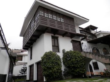 Hermosa Casona En Terreno De 3 Frentes