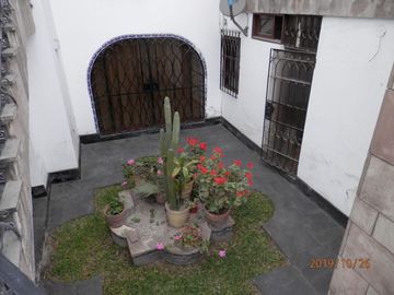 Hermosa Casona En Terreno De 3 Frentes